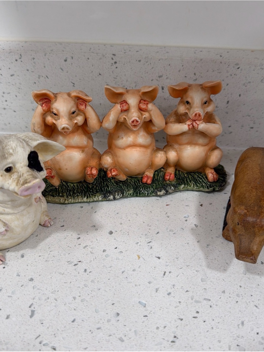 Decorative Three Pig Figurine Set - Peach Ceramic Home Accent